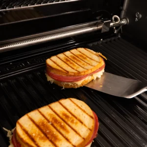 Duża Plancha Żeliwna Broil King do Grilli z Serii Crown i Baron | Dwustronna | Przykład Smażenia na Stronie Ryflowanej 1 | Dynamic24 Bielsko-Biała