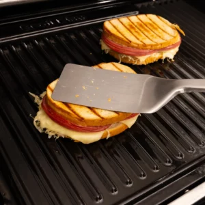 Duża Plancha Żeliwna Broil King do Grilli z Serii Crown i Baron | Dwustronna | Przykład Smażenia na Stronie Ryflowanej 2 | Dynamic24 Bielsko-Biała