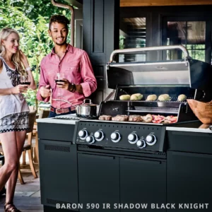 Wyspowa Kuchnia Ogrodowa z Grillem do Zabudowy Broil King Baron 590 IR Shadow w najnowszym malowaniu proszkowym Black Knight | 5 palników głównych, Palnik IR na podczerwień, Pełen Zestaw Rożna Obrotowego z tylnym palnikiem | Lifestyle Grillowanie na Tarasie w Dzień | Dynamic24 Bielsko-Biała