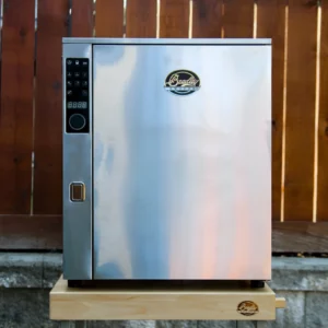 Profesjonalna wędzarnia elektryczna Bradley P10 Smoker z regulatorem PID i zaawansowanymi funkcjami cyfrowymi i automatyzacją | Przód na stole lifestyle | Dynamic24 Bielsko-Biała
