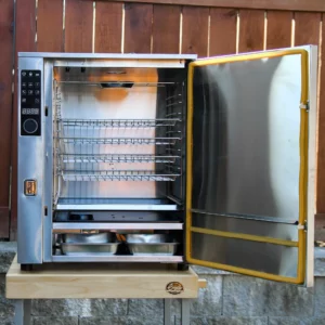 Profesjonalna wędzarnia elektryczna Bradley P10 Smoker z regulatorem PID i zaawansowanymi funkcjami cyfrowymi i automatyzacją | Przód otwarty lifestyle | Dynamic24 Bielsko-Biała