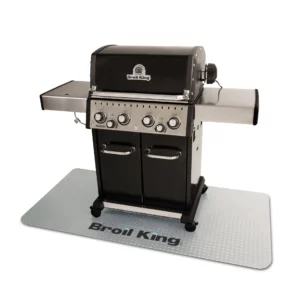 Srebrna mata pod grilla Broil King Baron 490 180 x 90 cm łatwa w czyszczeniu, skutecznie zabezpiecza taras przed tłuszczami wokół grilla. Dynamic24 Bielsko-Biała