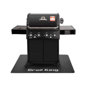 Czarna mata pod grilla Broil King Crown 490 Shadow 140 x 90 cm łatwa w czyszczeniu, skutecznie zabezpiecza taras przed tłuszczami wokół grilla. Dynamic24 Bielsko-Biała