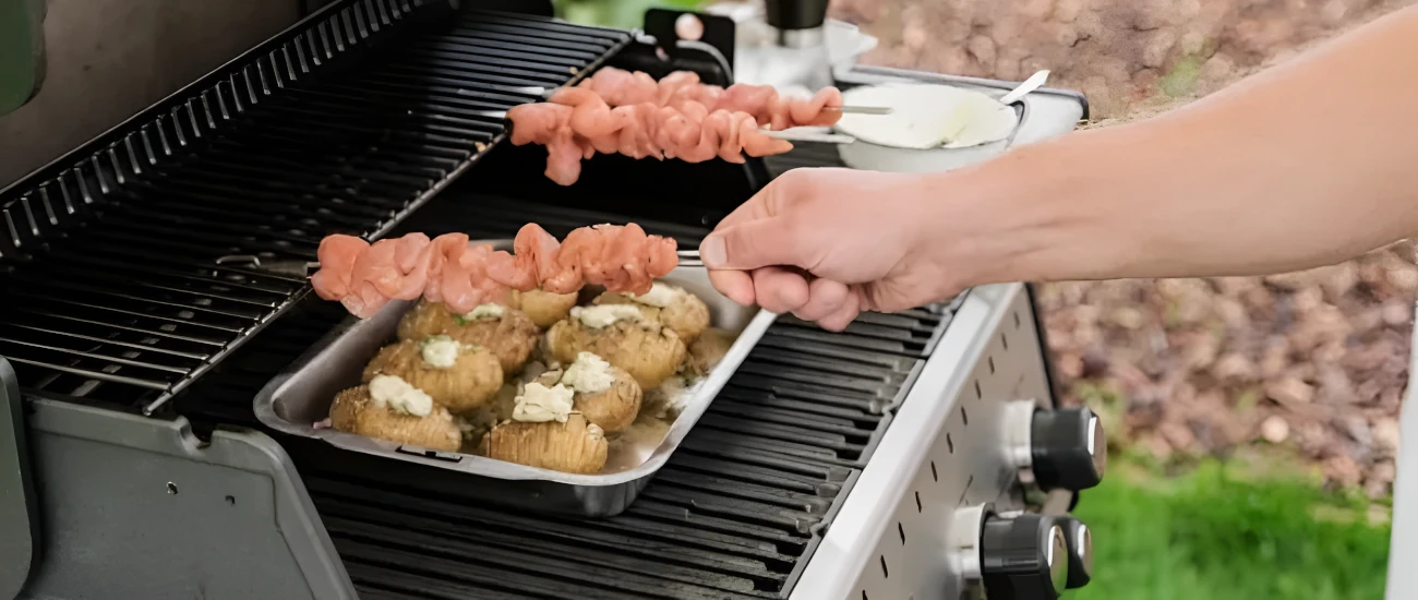 Grillowanie szaszłyków na górnej półce w grillach Broil King Crown, Baron, Regal i Imperial
