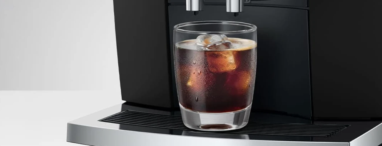 Przygotowywanie orzeźwiającego Cold Brew w ekspresie JURA S10
