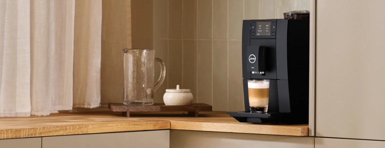 Ekspres do kawy JURA A8 Piano Black w eleganckiej kuchni na blacie