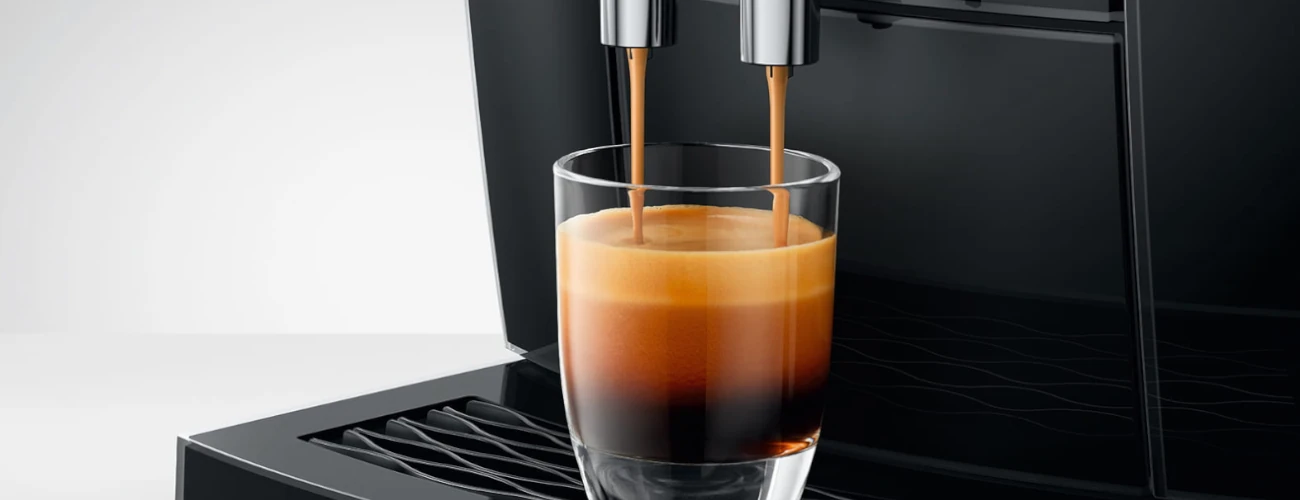 Perfekcyjne espresso i napoje na zimno z ekspresu JURA E10